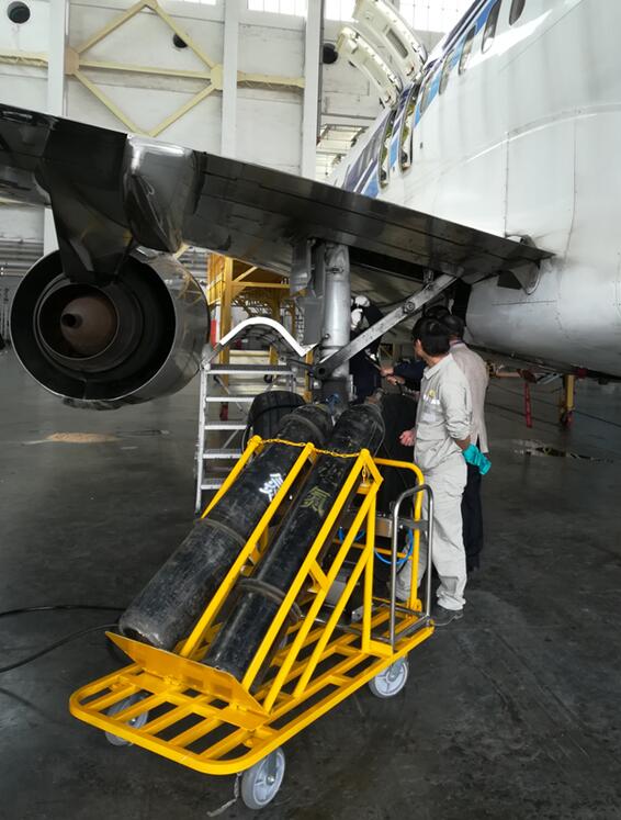 充氮裝置正在為飛機充氮